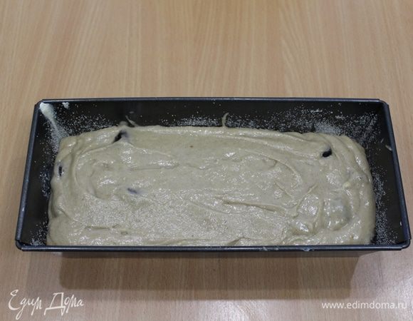Выложить тесто в хорошо смазанную форму. Выпекать около часа, при температуре 180°C.