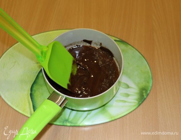 Растопить шоколад с маслом , покрыть сверху наш Перник...