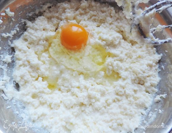 По одному добавляем яйца.