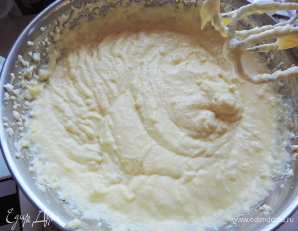 После каждого взбиваем до полной однородности массы.