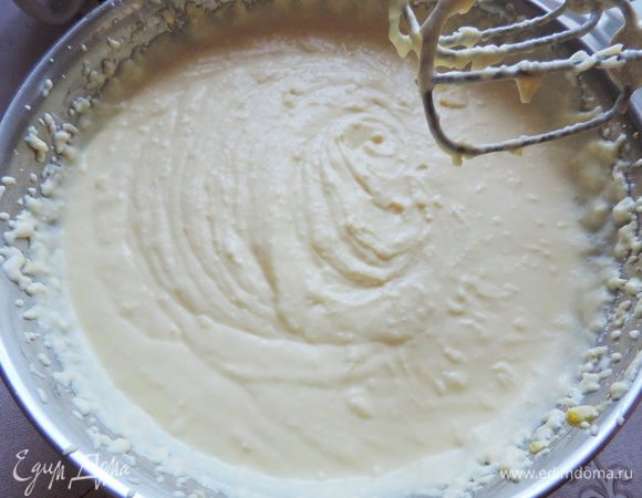 Сливки смешиваем с с сухим ванильным пудингом. Его можно заменить аналогичным количеством кукурузного крахмала и добавить 1 г ванилина.
Добавляем к творожной массе сливки и перемешиваем миксером до однородности.