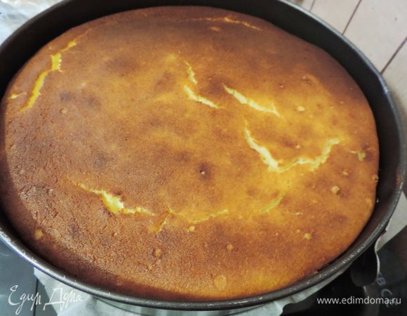 Форму с чизкейком вынуть из духовки, поставить на кухонную решетку на 10 минут. Духовку в это время не выключаем. Смешиваем сливки с сахарной пудрой.