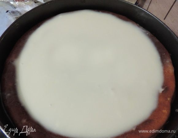 Сливочную массу аккуратно распределяем ложкой по горячему чизкейку. Сливки сразу начнут подтаивать, не переживайте — все хорошо.
Форму снова возвращаем в горячую духовку (нижняя треть) и выпекаем еще 10-15 минут. Глазурь слегка загустеет и будет похожа на жидкую сгущенку.