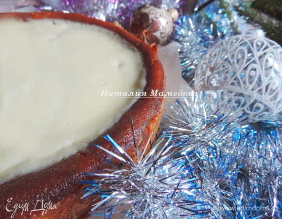 Форму с испеченным чизкейком вынуть из духовки и поставить на кухонную решетку. Дать полностью остыть в форме и поставить в холодильник минимум на 4 часа. Я оставила на ночь.
Утром достаем из формы, укладываем на блюдо и дегустируем.
