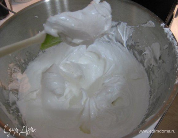 Взбить холодные белки с сахаром и 1 пакетиком ванилина в пышную блестящую устойчивую пену, добавить лимонный сок, крахмал и снова взбить.