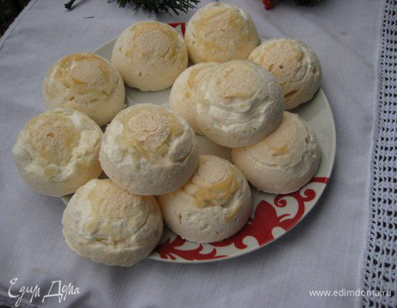 Безе остудить, достать из форм.
Скажу честно, что переживала, что не смогу достать из формочек, но зря переживала, ни одна безешка не сломалась.