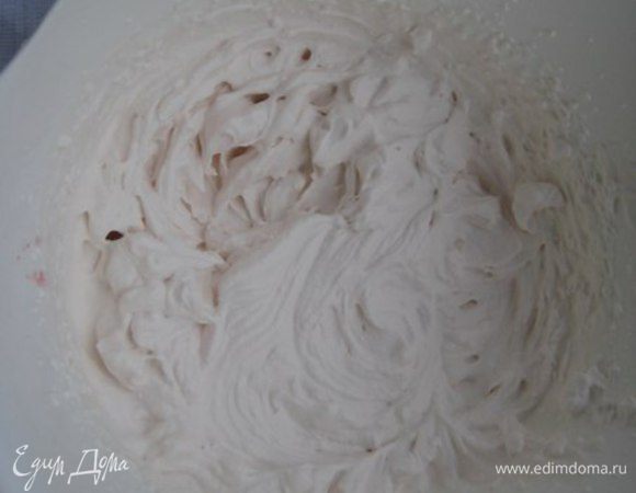 Взбить холодные сливки с 1 пакетиком ванилина в крепкую пену.