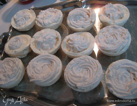 Отсадить из кондитерского мешка в центр полусфер взбитые сливки.