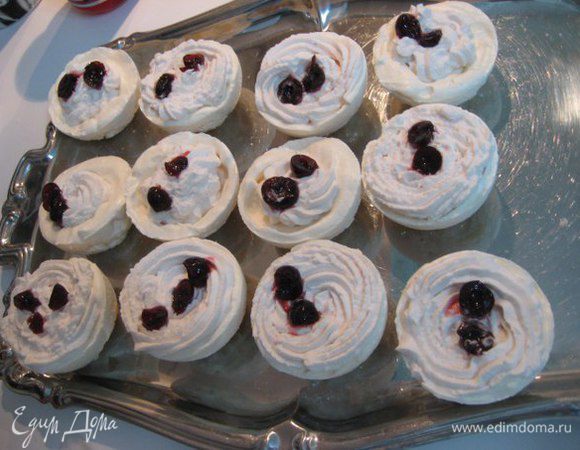 Положить кусочки вишни, у меня вишня из варенья, без косточек. Соединить половинки, украсить коктейльной вишней.