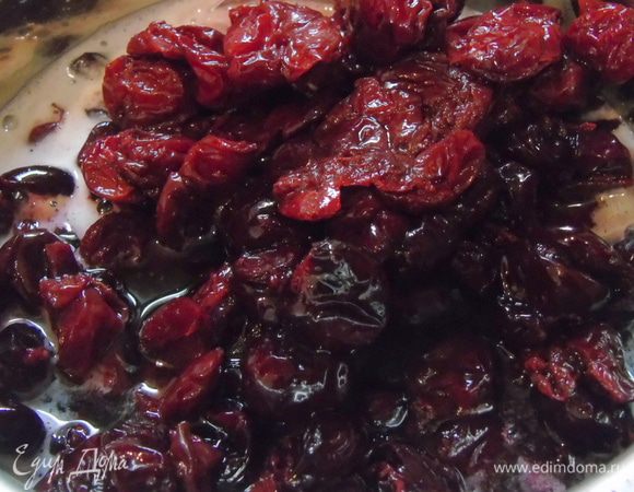 Как закипит, сразу кладем вишню (без косточек) и варим 2-3 минуты.