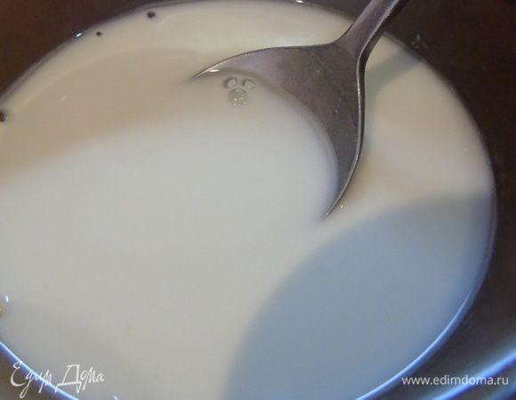 Крахмал разводим в 1/3 стакана воды. 