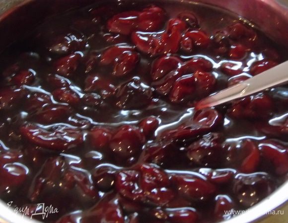 Вливаем крахмал в сотейник к вишне и варим 1-2 минуты до загустения. Полностью остудить.
