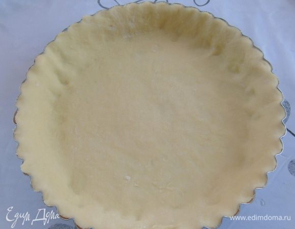 Тесто раскатываем тонко и выкладываем в форму.