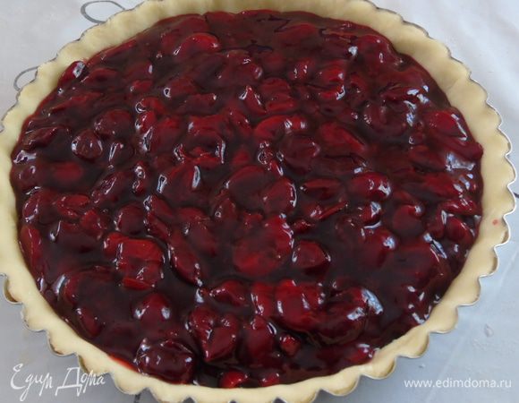 Выливаем начинку и отправляем в разогретую до 180°С духовку на 30-35 минут, до золотистости теста.