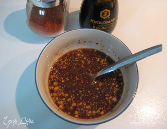 Маринад: смешать соевый соус, мед, гранатовый сок, горчицу, щепотку красного перца.