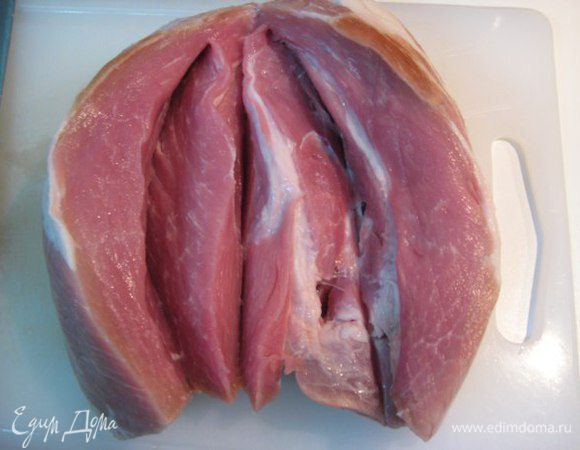 Свиной окорок надрезать в виде «книжки».