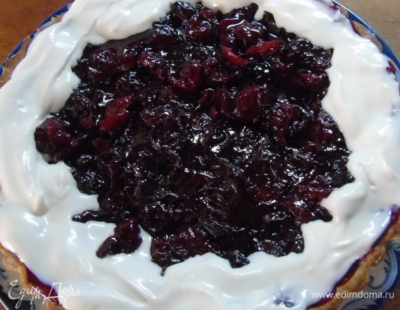 Края тарта смазываем сметаной.