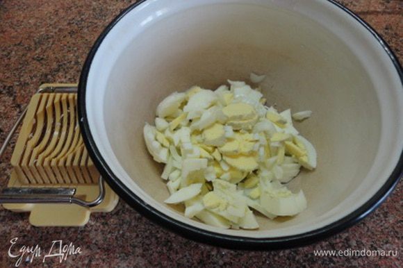 Картофель очистить и варить в подсоленной воде до готовности. За это время приготовим. Отварить 3 яйца вкрутую, очистить, нарезать кубиками. Я это делаю с помощью простого гаджета :)