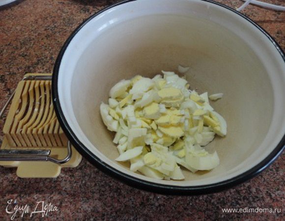 Картофель очистить и варить в подсоленной воде до готовности. За это время приготовим. Отварить 3 яйца вкрутую, очистить, нарезать кубиками. Я это делаю с помощью простого гаджета :)
