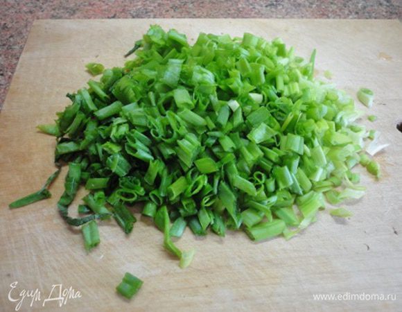 Зеленую часть лука нарезать колечками (белую оставим для грибов).