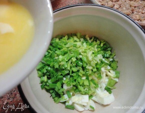 Лук добавить к рубленым яйцам, перемешаем и заправим 50 г растопленного сливочного масла.