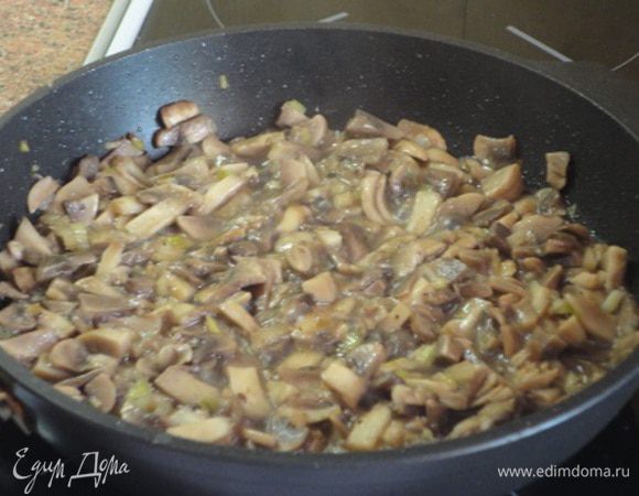 Сюда же добавить мелко нарезанные шампиньоны, посолить, добавить кориандр и потушить, чтобы выпарить лишнюю жидкость.
