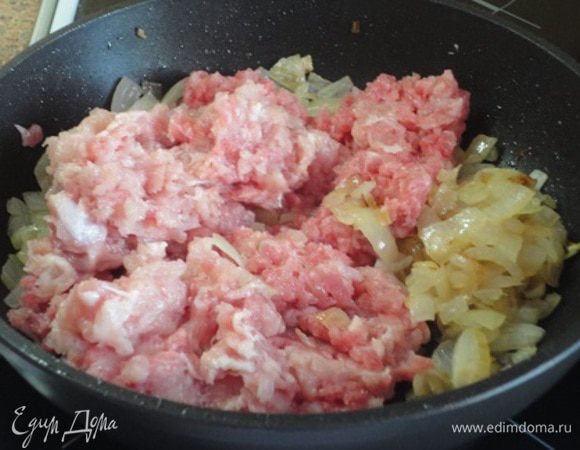 На другой сковороде обжарить до золотистого цвета мелко нарезанную одну луковицу и добавить к ней мясной фарш, перемешать, посолить, поперчить и потушить под крышкой минут 10.