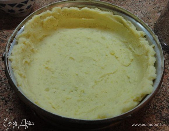 Форму для запекания (лучше разъемную) смазать маслом и выложить большей частью картофельного пюре, формируя бортики. Лучше это делать столовой ложкой, смоченной в воде.