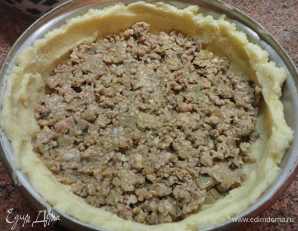 Теперь выложим все начинки. Я решила расположить их в таком порядке: вначале мясной фарш.