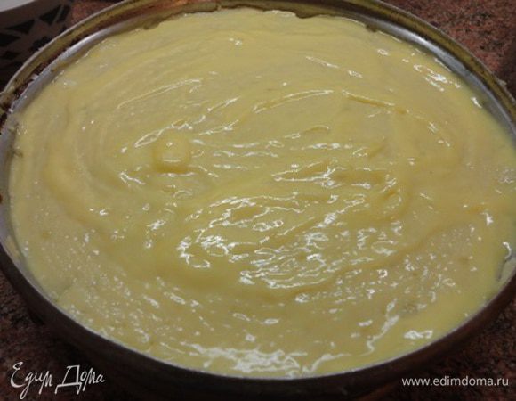 Накрыть оставшимся картофельным тестом. Я попробовала для смазки соединить растопленное сливочное масло с желтком. Получилось неплохо.