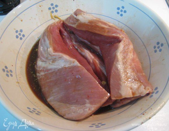 Окорок облить маринадом, кладем в глубокую чашу, накрыть и убрать в холодильник на 2 — 3 часа.