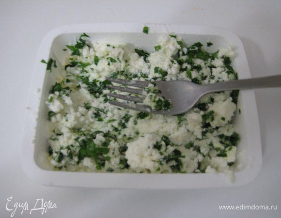 Сыр фета размять вилкой, смешать с мелко нарубленной петрушкой.