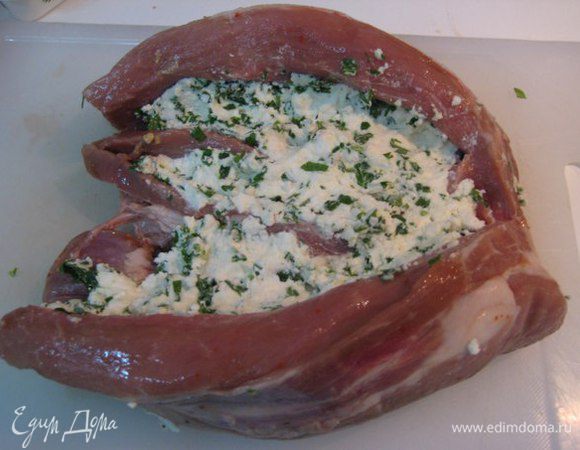 Нафаршировать мясо начинкой. Обвязать мясо кулинарной нитью.