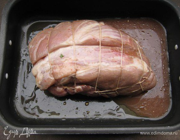 Форму смазать оливковым маслом, положить мясо, влить маринад. Накрыть фольгой, запекать при температуре 180°С 1,5 часа, затем снять фольгу и запекать еще минут 15 до румяного цвета.