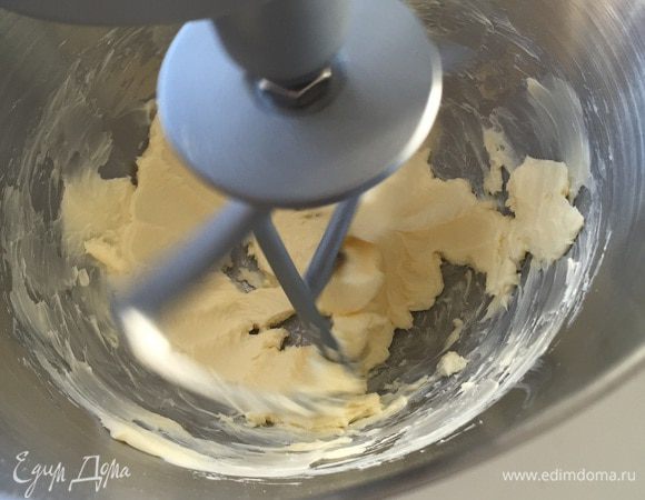 Теперь можно заняться и тестом. Ставим разогреваться духовку на 180°С. Смазываем маслом и присыпаем мукой форму (у меня 20 см). Взбиваем размягченное сливочное масло.