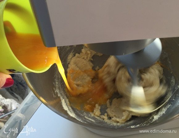 Теперь яйца и яичный желток в два захода. И апельсиновую эссенцию (в оригинале 15 г рома).