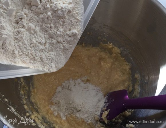 Потом просеянную с разрыхлителем и солью муку. Уже все мешаем спатулой.