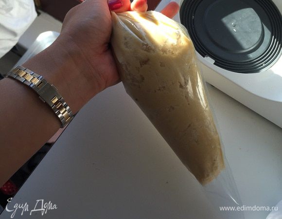 Теперь наполняем нашим тестом кондитерский мешок.