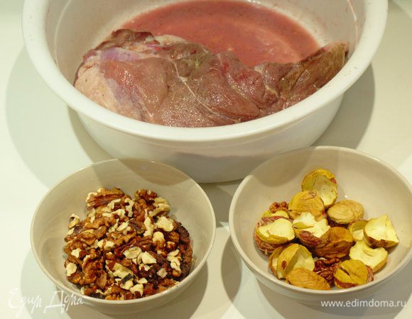 Мясо моем, солим, посыпаем перцем, заливаем вином и оставляем мариноваться на 1-2 часа. Чистим грецкие орехи. На каштанах делаем крестообразные надрезы (если этого не сделать, то в духовке произойдет фейерверк), ставим в духовку минут на 20 при температуре 220°С. Достаём и заворачиваем во влажное полотенце. После того как орехи полежат минут 10, то их можно легко очистить.