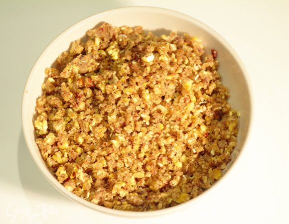 Грецкие орехи, каштаны и розмарин перемалываем.