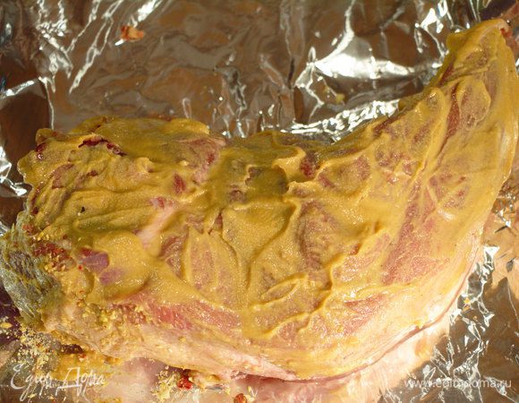 Мясо смазываем горчицей. Горчицу я делала сама заранее из сухого порошка (слила кислый капустный рассол, подогрела и залила горчицу, хорошо помешивая до однородной массы, добавила соль, сахар по вкусу и немного растительного масла. Перемешала, закрыла крышкой и дала настояться сутки).