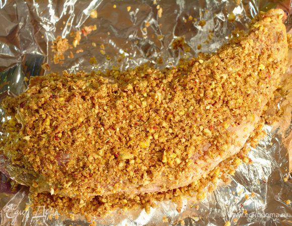 Посыпаем мясо молотыми орехами.