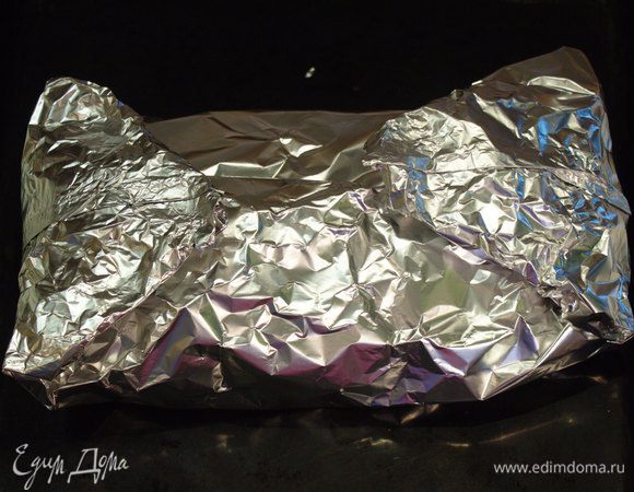 Заворачиваем в фольгу и ставим в разогретую до 220°С духовку на 30 минут, затем температуру уменьшаем до 180-190°С и запекаем еще минут 30-40.