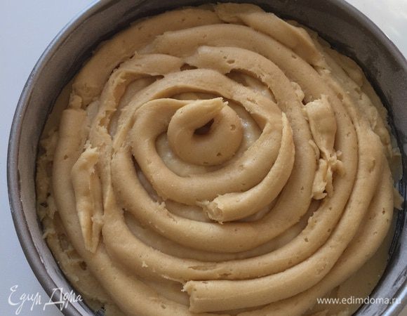 Потом выдавливаем вторую спиральку. Начиная заполнять тестом края и снова все выравниваем ножичком.