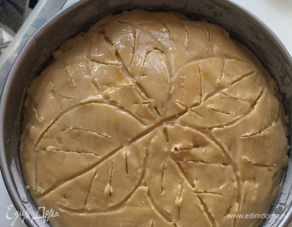 Деревянной палочкой наносим рисунок, прокалываем в нескольких местах. Отправляем в духовку на минут 45 или до красивого румяного цвета.