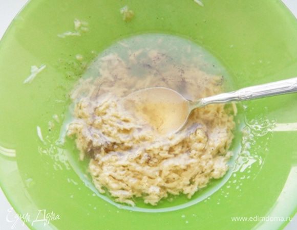 Для заправки смешать все ингредиенты: чеснок и имбирь почистить и натереть на терке, добавить горчицу, соль, перец, сок лимона и оба вида масла. Хорошо перемешать.