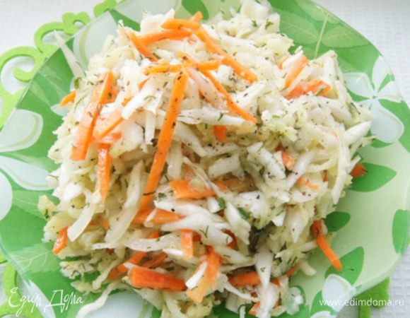 Заправить наш витаминный салат остренькой заправкой и подавать к столу.
Очень хорош с запеченным мясом!