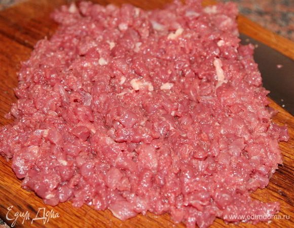 Мясо очищаем от всех пленок. Сначала я нарезаю не небольшие кусочки, а потом рублю острым ножом. У меня ножи хорошие, поэтому мясо рубится быстро. Это говядина.