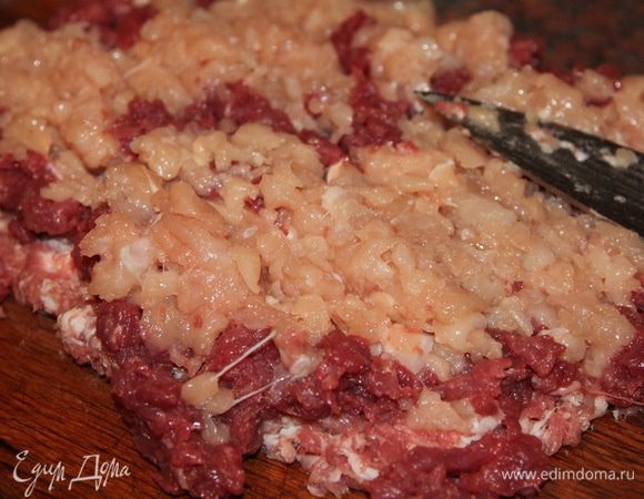 Затем складываю эти пласты фарша один на другой.