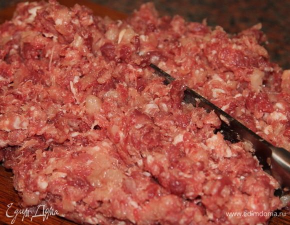 Рублю еще раз всё мясо вместе до состояния однородности. Вот такой фарш у меня получился. Далее его нужно залить молоком — 100 мл. Теплым молоком. И вымешать фарш теперь уже ручками. Добавляем соль и перец, вымешиваем, затягиваем фарш пленкой и отправляем в холодильник. как правило, у меня это — с вечера до утра. Затем в фарш снова добавляем теплое молочко — 50 мл, выправляем фарш на соль-перец и добавляем рубленный чеснок. И тщательно вмешиваем фарш ручками. Молока может понадобиться немного больше, все зависит от сочности фарша.